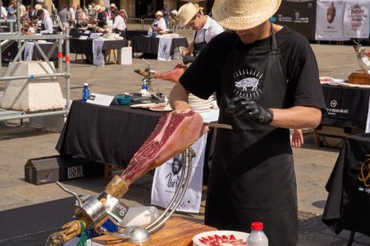 Cortador de jamón en la plaza Mayor de Salamanca.