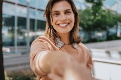 La confianza suele construirse de forma gradual en personas que observan y escuchan antes de abrirse a los demás.