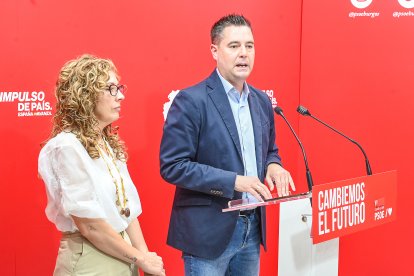 El procurador socialista de Burgos, Daniel de la Rosa, y la procuradora socialista por Burgos, Virginia Jiménez.