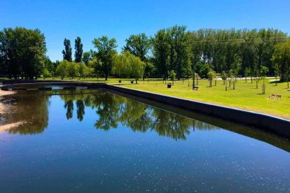 Las amplias zonas verdes y el agua remansada del río Nela hacen del Parque El Soto uno de los grandes refugios de verano en Burgos.