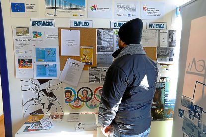 JUAN MIGUEL LOSTAU. 23/02/2018. VALLADOLID. COMUNIDAD DE CASTILLA Y LEÓN. SEDE DE LA ASOCIACIÓN ACCEM. UN REFUGIADO CONSULTA EL TABLÓN DE ANUNCIOS.