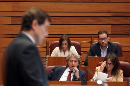 Alfonso Fernández Mañueco, con Carlos Martínez al fondo.-ICAL