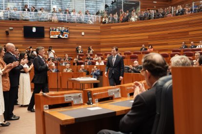 Rajoy aplaude a Alfonso Fernández Mañueco sentado en el escaño del presidente autonómico.