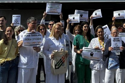 Médicos concentrados en el Clínico en una jornada de huelga del colectivo médico en una imagen de archivo