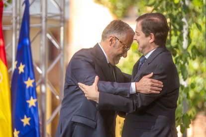El presidente de la Junta, Alfonso Fernández Mañueco, felicita al vicepresidente primero, Carlos Pollán, tras su toma de posesión