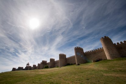 Ávila posee una de las murallas medievales mejor conservadas del mundo. Construidas a lo largo del siglo XII, son el monumento que mejor identifica a la ciudad.