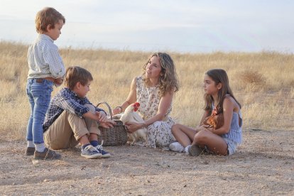 Esther Mínguez, impulsora del proyecto junto a sus hijos Álvaro, Elena y Carlota.