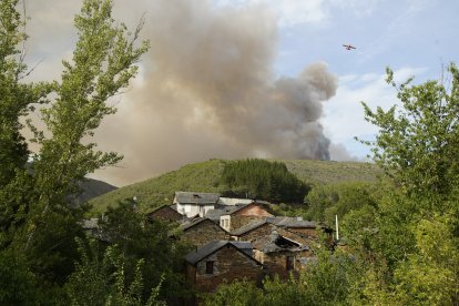 Incendio en la localidad de San Vicente de Arganza (León)