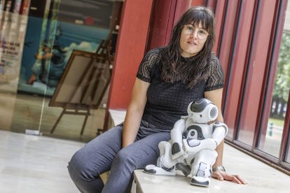 Olalla Sáiz Vázquez, profesora de la Universidad de Burgos, junto al robor MATEO.