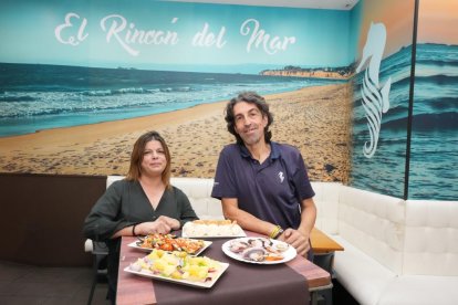 Verónica y Javier enseñan cuatro platos de la carta.
