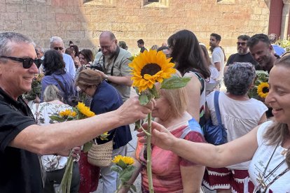 Reparto de flores y plantas por el equipo del Concurso Mejor Artesano Florista (Salamanca).