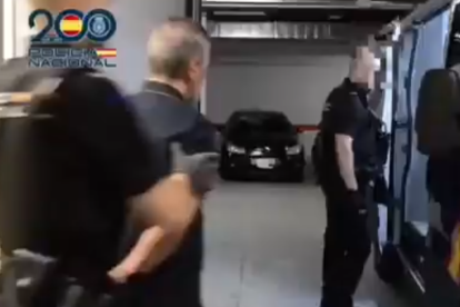 Los agentes conduciendo al ‘capo de capos’ hacia el furgón tras su detención en Soria.