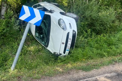 El accidente, registrado en la carretera PP-2251, movilizó a la Guardia Civil, Bomberos de la Diputación de Palencia y una UME de Sacyl para rescatar y atender a la ocupante