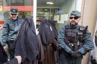 Las exclarisas rebeldes de Belorado entran en el Juzgado de Briviesca para prestar declaración.
