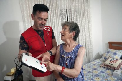 Felipe Coomonte, técnico en teleasistencia de Cruz Roja, visita a Nila Valdueza en Pobladura del Valle (Zamora).