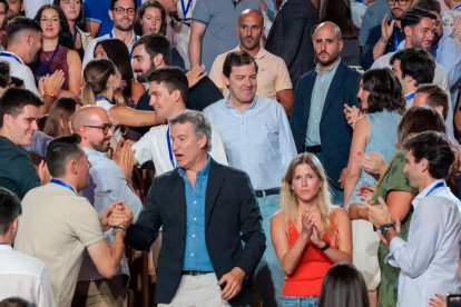 Feijóo y Mañueco durante la clausura del congreso de Nuevas Generaciones en Valladolid.