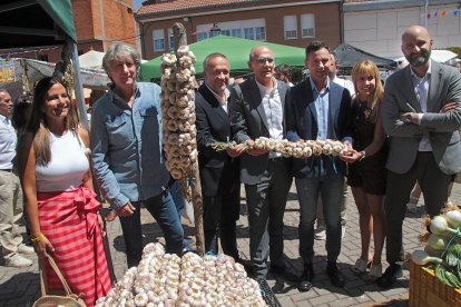 El secretario general del PSOE de Castilla y León, Carlos Martínez, asiste a la Feria del Ajo de Santa Marina del Rey (León).