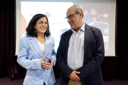 La consejera de Movilidad, Transformación Digital e Inteligencia Artificial, Cristina Sanchidrián y el presidente de Fecylbus Fernando Garcia en la Clausura de la Asamblea General de Fecylbus