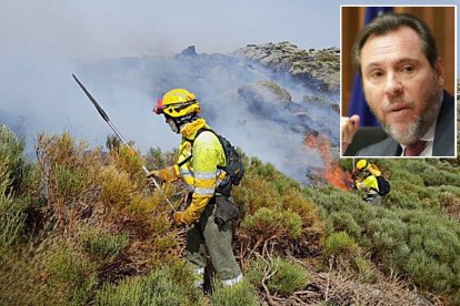 Efectivos luchan contra el fuego en Ávila. Arriba a la izquierda, Óscar Puente.