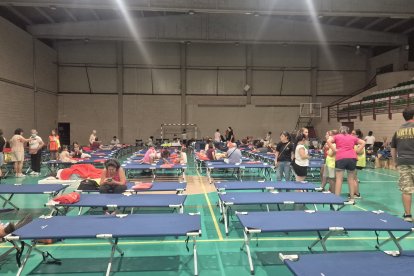 Polideportivo de Cebreros en la noche de jueves con los acogidos de El Tiemblo