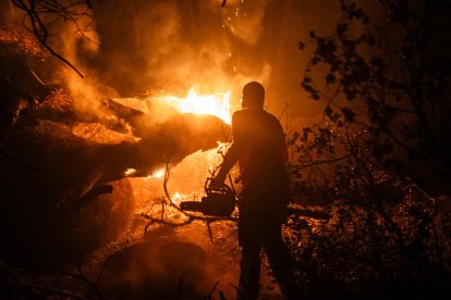 Una persona trabaja contra el fuego en La Adrada, Ávila.