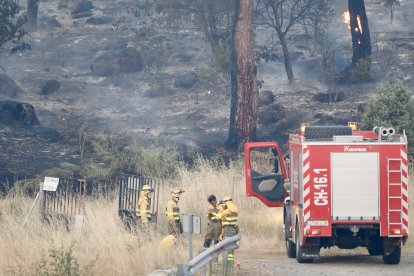 Brigadistas del dispositivo de extinción del incendio de Burgohondo