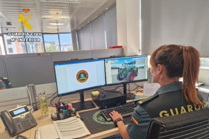 Agente de la Guardia Civil viendo el tractor de la estafa.