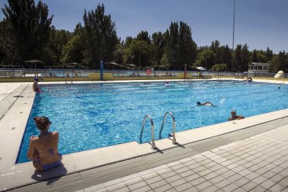 Bañistas en una jornada de sol y calor, en las piscinas municipales del Plantío.