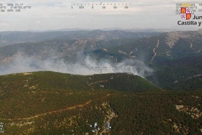 CyL envía medios al incendio en el paraje La Irruz, en Villoslada (La Rioja).