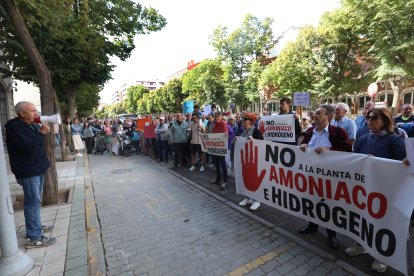 Personas protestan contra la macroplanta de amoníaco de Baltanás (Palencia).