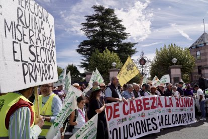 Organización de agricultores se manifiestan en la calle.