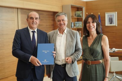 El Comisionado de Transparencia de Castilla y León y Procurador del Común, Tomás Quintana, entrega al presidente de las Cortes de Castilla y León, Francisco Vázquez, la Memoria correspondiente a 2025.