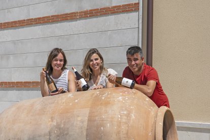 Antonio y Manuela Arévalo, junto a Reyes Martínez-Sagarra, enóloga de la bodega.