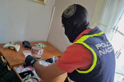 Detenido en Burgos acusado de traficar con cocaína y hachís desde su domicilio de Gamonal.

Agentes de la Policía Nacional de Burgos han detenido y puesto a disposición judicial a un hombre de unos 40 años, vecino de la capital, acusado de traficar con cocaína y hachís desde su domicilio ubicado en el barrio de Gamonal, según informaron a Europa Press fuentes policiales.

CASTILLA Y LEÓN ESPAÑA EUROPA BURGOS SOCIEDAD
POLICÍA NACIONAL BURGOS