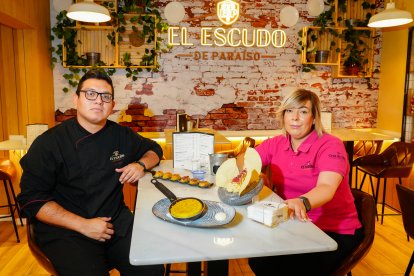 María presenta junto al chef del establecimiento tres opciones de la carta: la ‘mini tortilla de patatas’, el ‘mix de croquetas del Escudo’ y ‘nigiris fritos N.Y.Strip y salmón spicy’