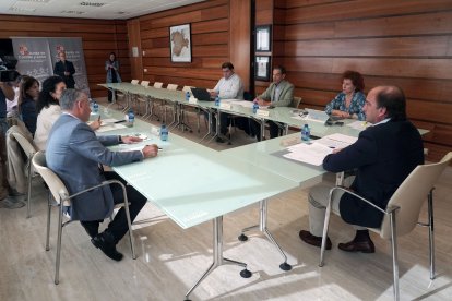 El consejero de Agricultura, Ganadería, Medio Rural y Política Ambiental, Joaquín Antonio Pino, se reúne con las organizaciones agrarias para tratar las medidas de flexibilización de la PAC para la campaña agrícola 2026-2027