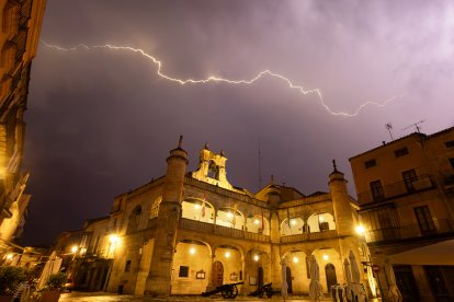 Intensas tormentas han descargado con fuerza sobre la comarca de Ciudad Rodrigo durante esta madrugada, dejando una noche marcada por la lluvia, los rayos y una intensa actividad eléctrica sobre Miróbriga.