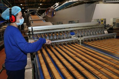 Trabajadora de la fábrica de Gullón.