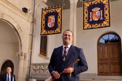 David Mingo, con el bastón de mando de la Diputación de Salamanca tras su toma de posesión.