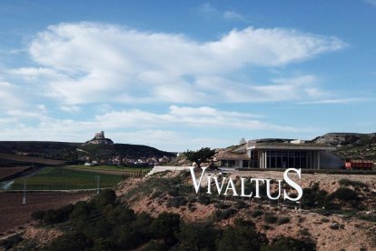 La bodega, galardonada en la Bienal Española de Arquitectura, se integra con el paisaje en un entorno de gran belleza, flanqueado por los castillos de Curiel de Duero y de Peñafiel.
