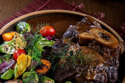 Estofado de ossobuco con festival de verduras asadas