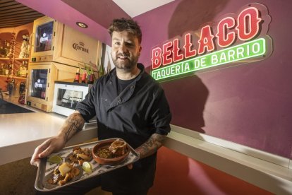 Álvaro Ureña posa con su creación premiada, barbacoa de lechazo y su consomé