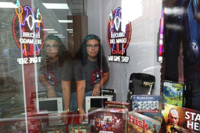 El cubil del Mago; en la imagen Valaya Jimeno Santos, encargada de la tienda y  sala de Rol