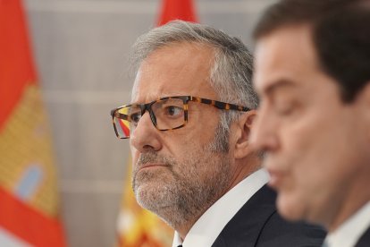 Carlos Pollán y Alfonso Fernández Mañueco durante la presentación del proyecto de presupuestos para 2027.