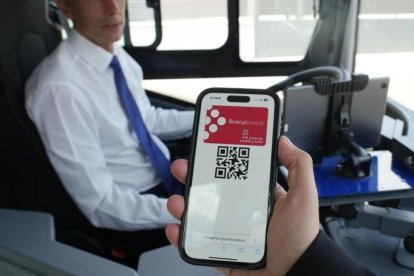 Un usuario abre la aplicacion Buscyl al subir al autobús