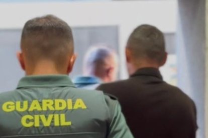Tres detenidos y una investigada por robar en los bares de las piscinas de distintas localidades sorianas.