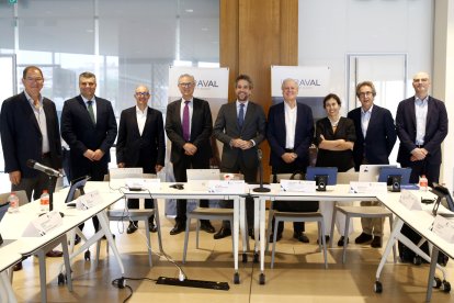 El presidente de Iberaval, César Pontvianne, y el consejero de Industria, Empleo, Innovación y Comercio del Gobierno de Cantabria, Eduardo Arasti, durante la reunión del Consejo de Administración de Iberaval en Santander.
