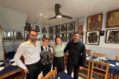 Luisa Lázaro, propietaria junto a su cuñada Mari García, en el centro de la imagen flanqueadas por sus hijos. Llevan 40 años al frente de este establecimiento.