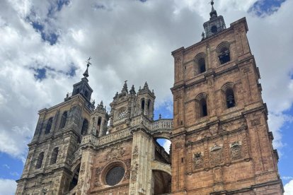 Su fachada, del siglo XVIII, es un espectacular retablo de piedra, obra maestra del barroco leonés.