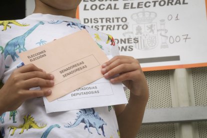 Foz, Lugo. Elecciones generales en España. Mesa electoral el el Colegio Público nº 1. Votantes ejercen su derecho al voto ataviPapeletas electorales para las elecciones generales, en el Colegio Público Nº1, a 23 de julio de 2023, en Foz, Lugo, Galicia (España). Los españoles están llamados hoy, 23 de julio de 2023, para elegir a sus representantes para los próximos cuatro años. Están en juego 350 escaños en el Congreso y 208 en el Senado (ya que 57 de los 265 senadores lo son por designación autonómica), que tendrán que elegir al próximo Gobierno. Estos comicios estaban previstos para diciembre pero el presidente del Gobierno decidió adelantarlo tras los malos resultados obtenidos por su formación en las elecciones municipales y autonómicas del pasado 28 de mayo. Fecha: 23/07/2023. Firma: Carlos Castro / Europa Press